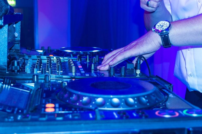 dj-228999_1280